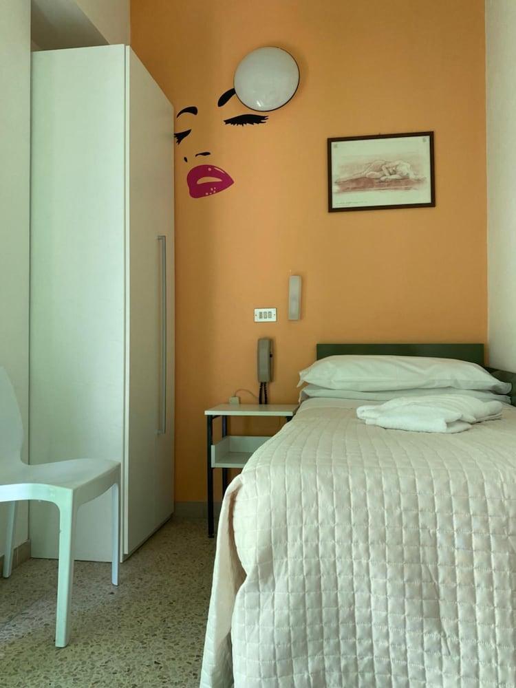 Hotel Nova Dhely Rimini Kültér fotó