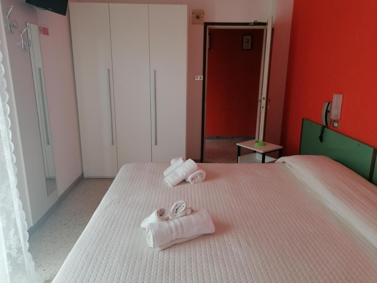 Hotel Nova Dhely Rimini Kültér fotó