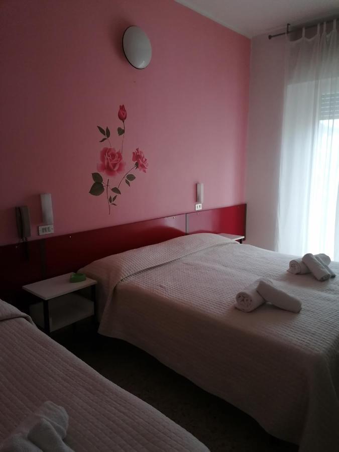 Hotel Nova Dhely Rimini Kültér fotó