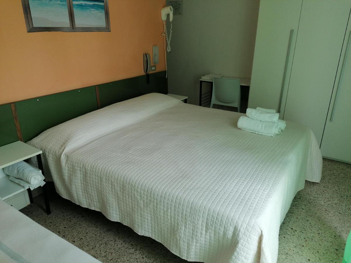 Hotel Nova Dhely Rimini Kültér fotó