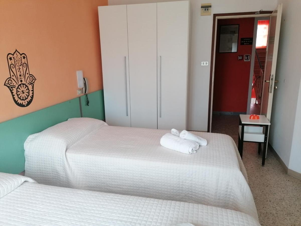 Hotel Nova Dhely Rimini Kültér fotó